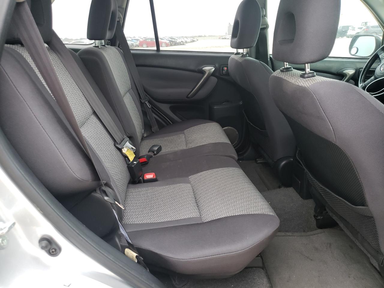 Photo 6 from auction – 2005 TOYOTA RAV4 with VIN JTEGD20V450078200