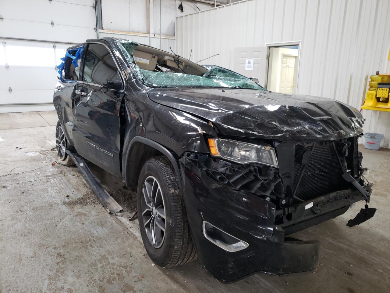 JEEP GRAND CHER 2017 with VIN 1C4RJFBG5HC875943 - Photo from auction