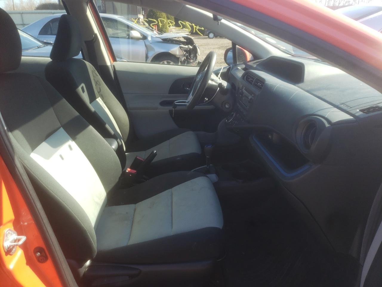 Photo 5 from auction – 2013 TOYOTA PRIUS C with VIN JTDKDTB38D1035388