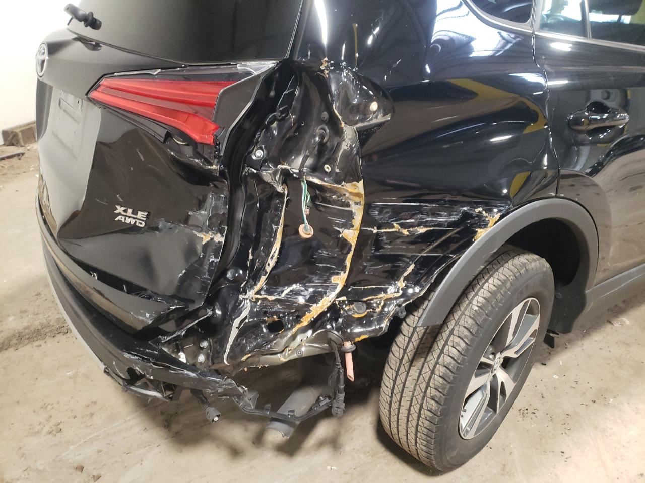 Photo 9 from auction – 2018 TOYOTA RAV4 ADVEN with VIN 2T3RFREV6JW780615