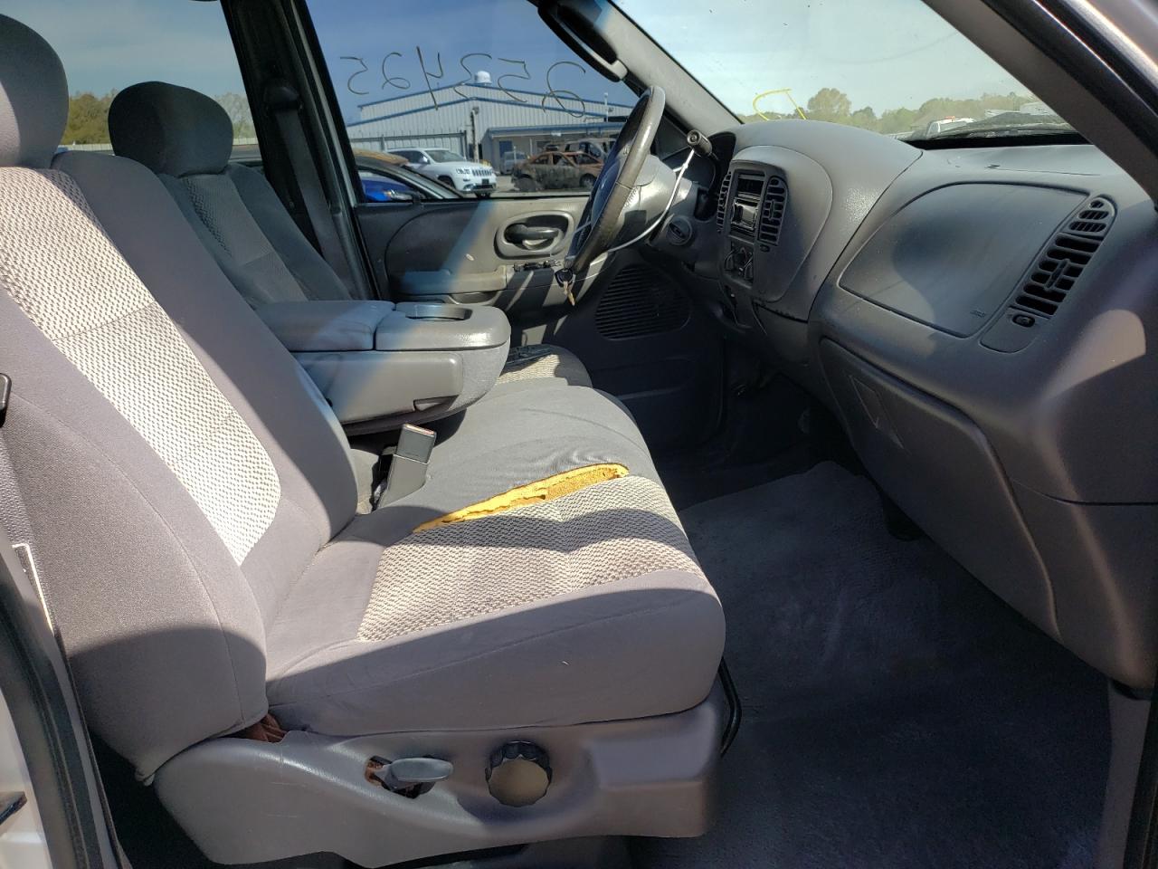 Photo 5 from auction – 2003 FORD F150 SUPER with VIN 1FTRW07633KA57172