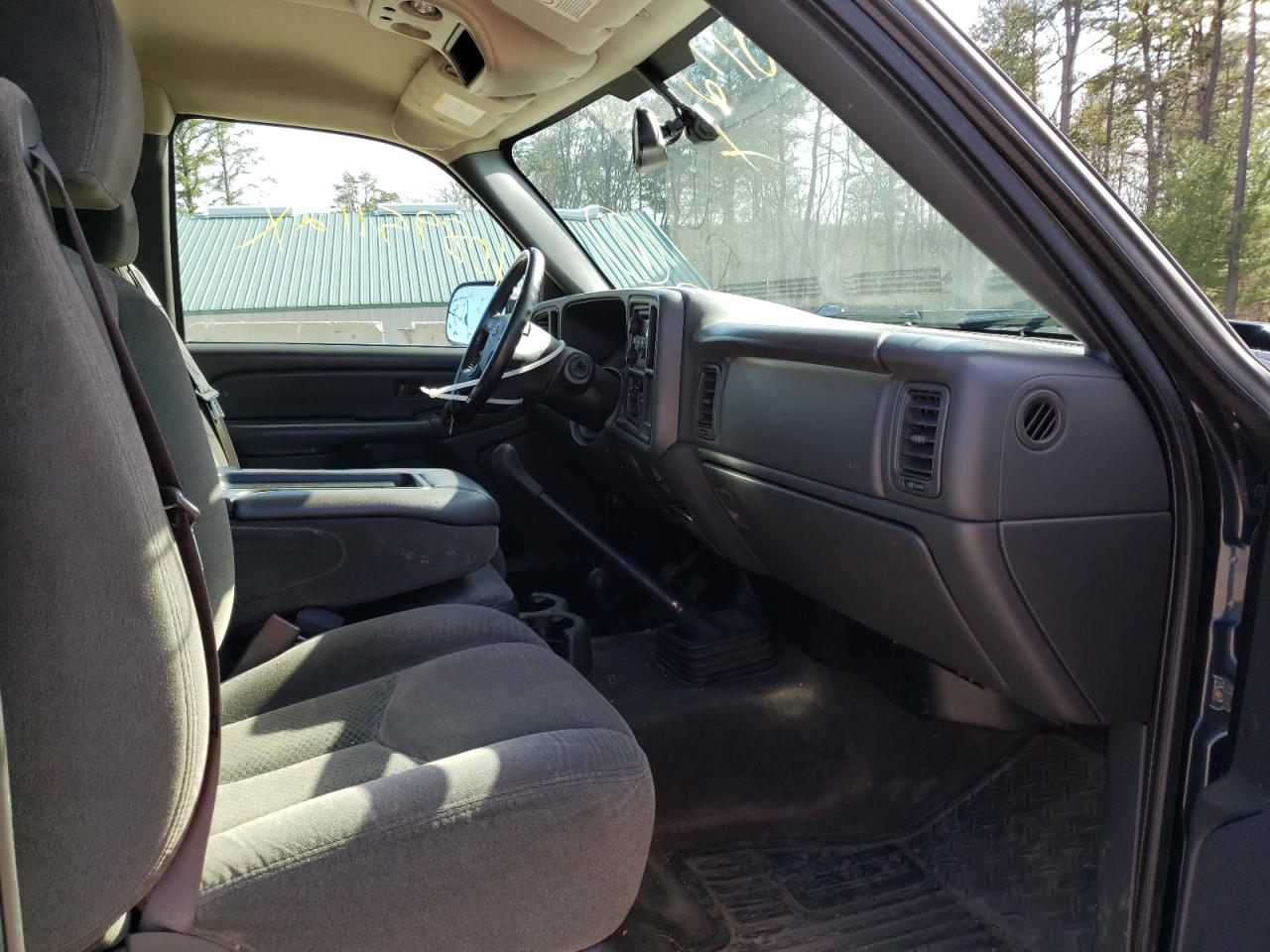 Photo 5 from auction – 2005 CHEVROLET SILVERADO with VIN 1GCHK29U45E274777