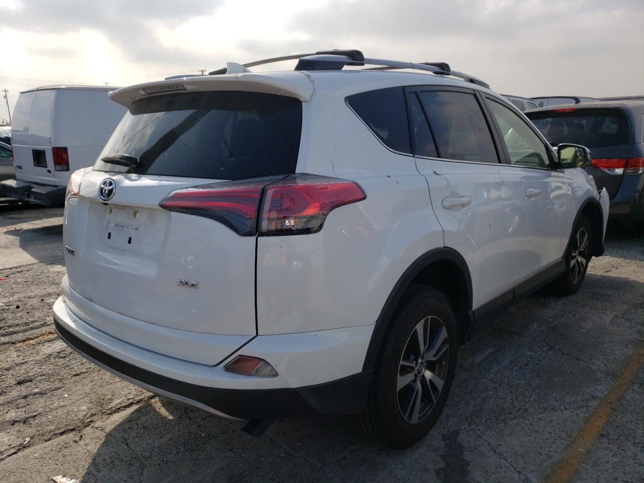 Photo 4 from auction – 2017 TOYOTA RAV4 XLE with VIN JTMWFREV8HD104614