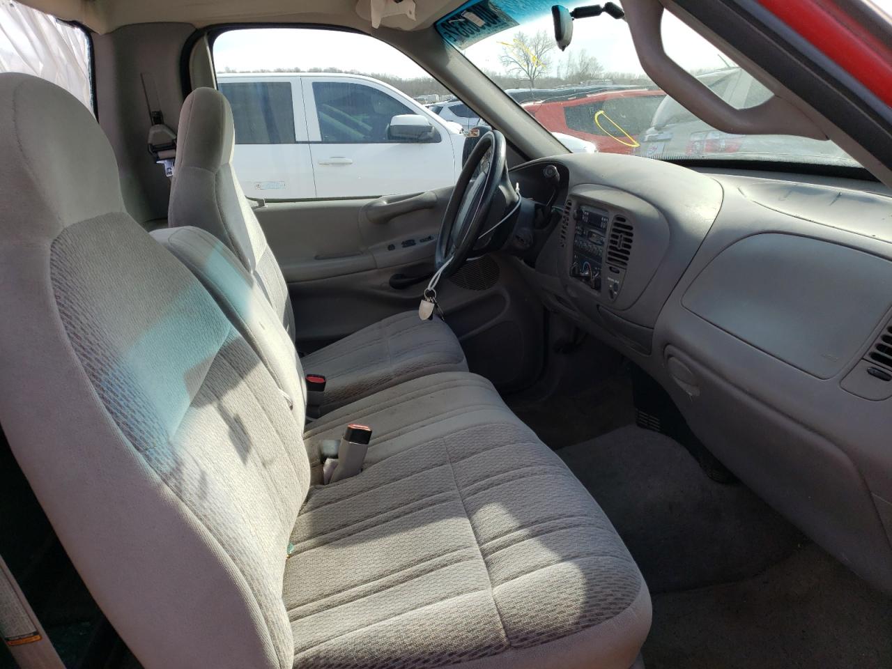 Photo 5 from auction – 1998 FORD F150 with VIN 1FTDF17W1WKA10842