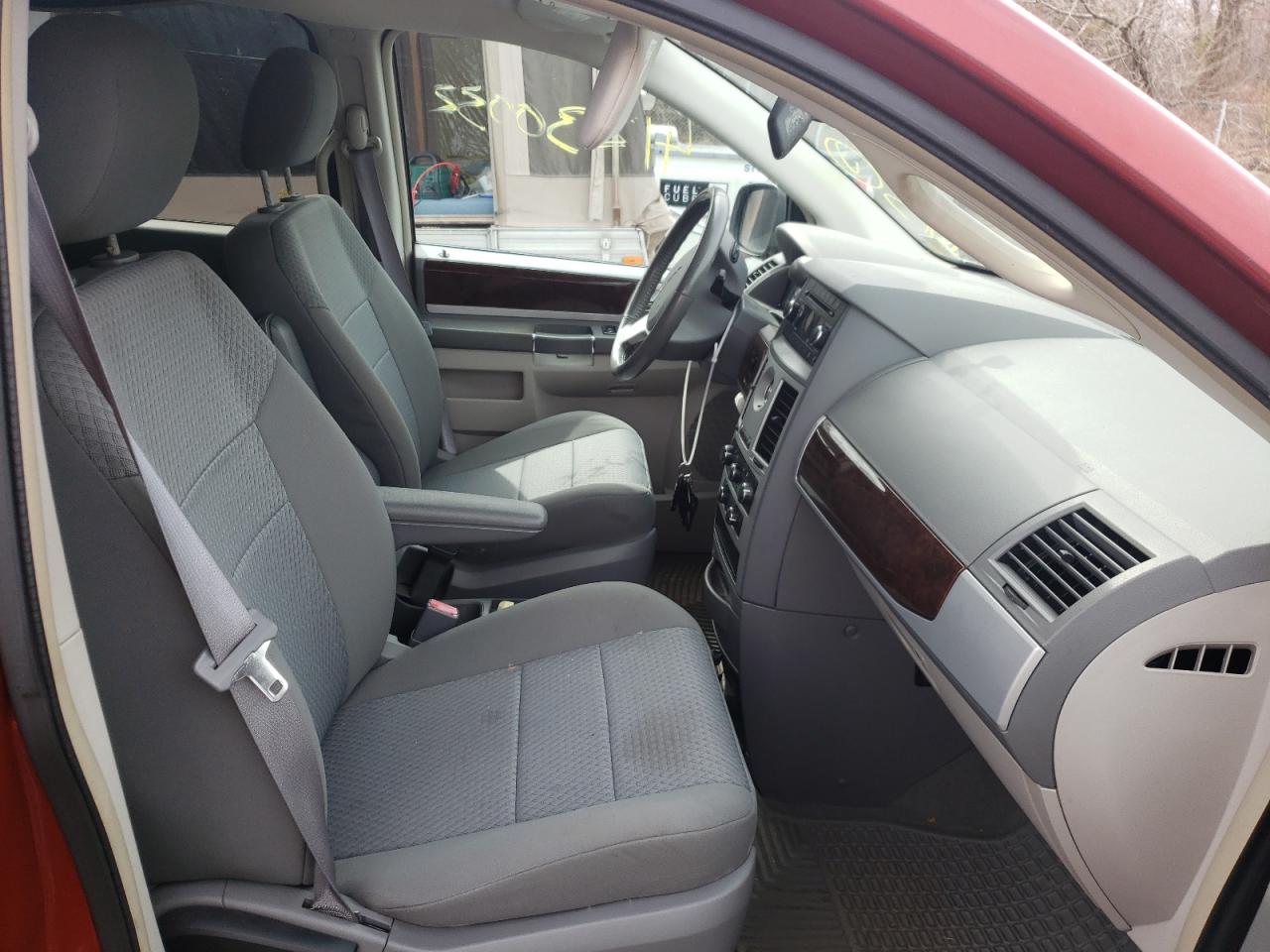 Photo 5 from auction – 2010 CHRYSLER TOWN & COU with VIN 2A4RR5D19AR195742