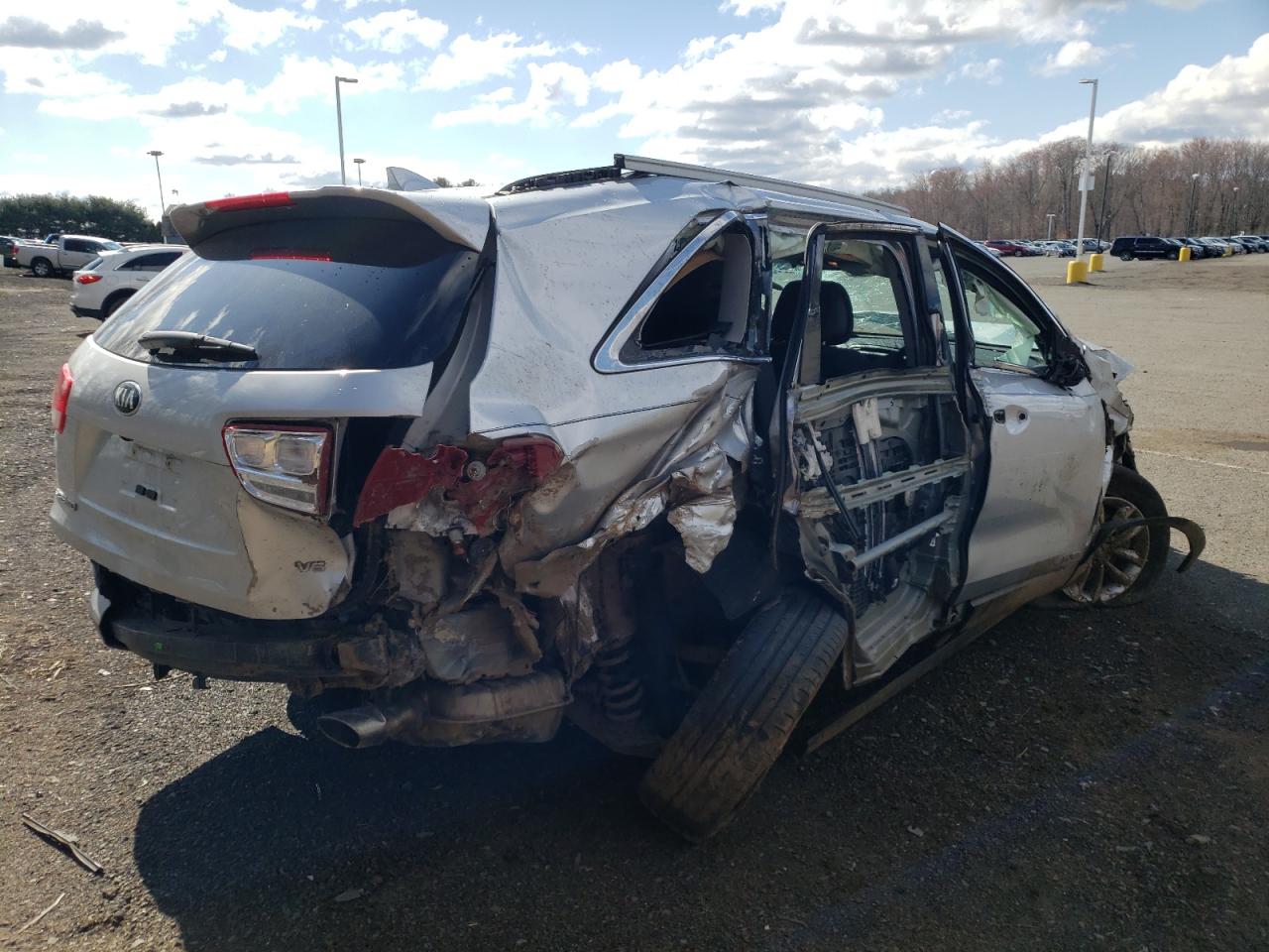 Photo 4 from auction – 2016 KIA SORENTO LX with VIN 5XYPGDA55GG031468