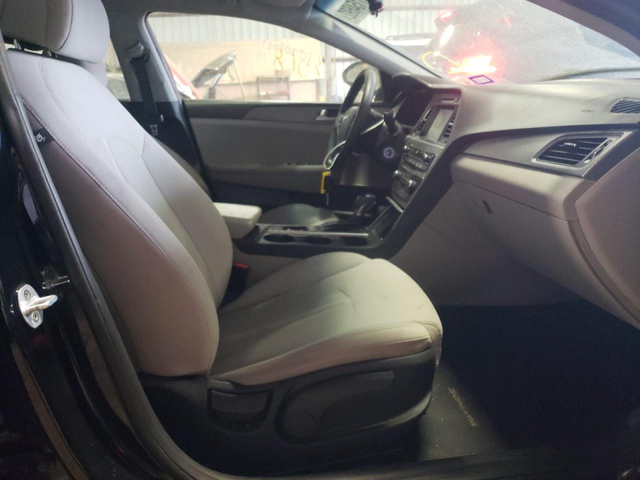 Photo 5 from auction – 2016 HYUNDAI SONATA SE with VIN 5NPE24AF6GH389170