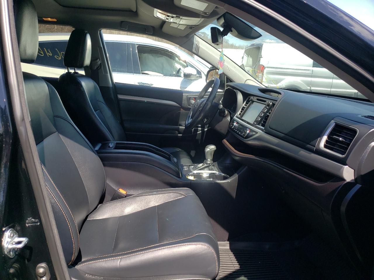 Photo 5 from auction – 2018 TOYOTA HIGHLANDER with VIN 5TDJZRFH5JS804692