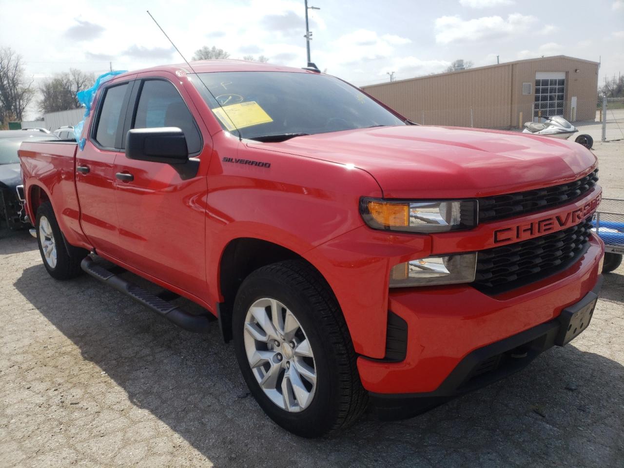 CHEVROLET SILVERADO 2021 con VIN 1GCRYBEH2MZ195045 - Foto de la subasta