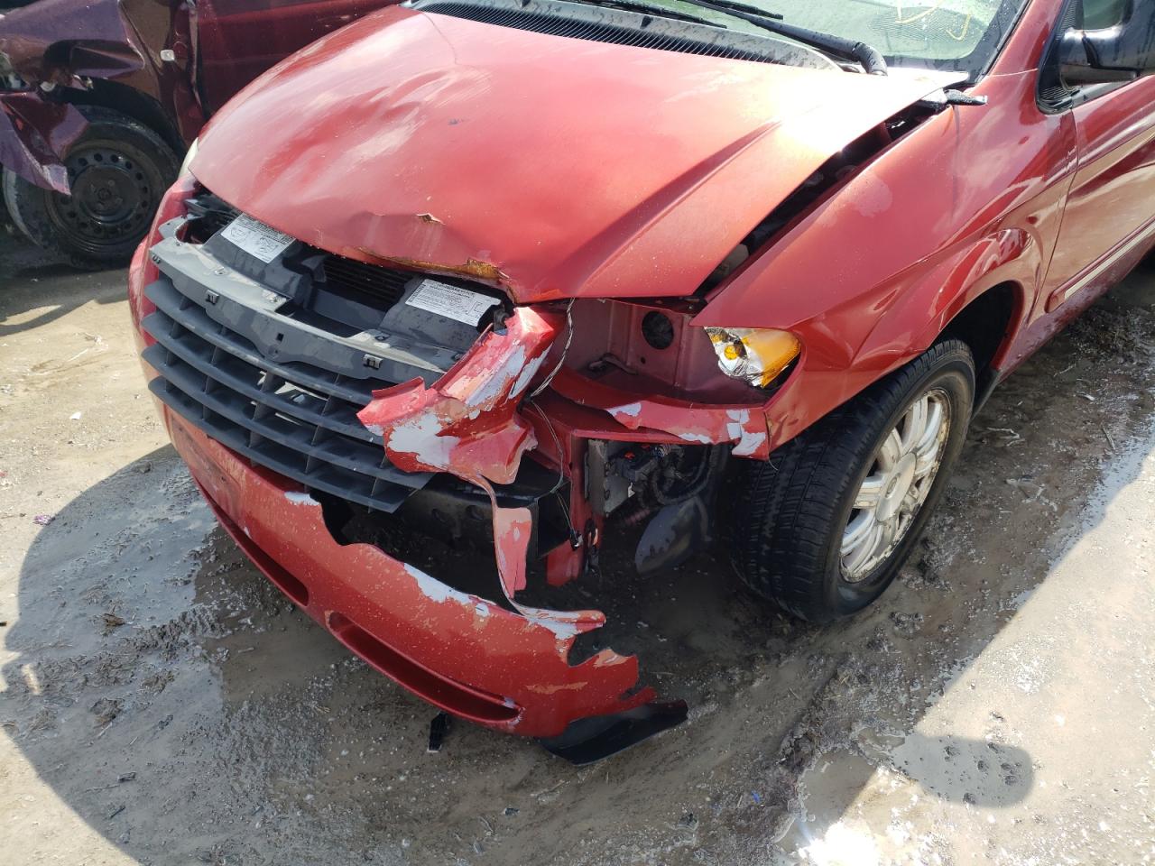 Photo 9 from auction – 2006 CHRYSLER TOWN & COU with VIN 2A4GP54L86R905199