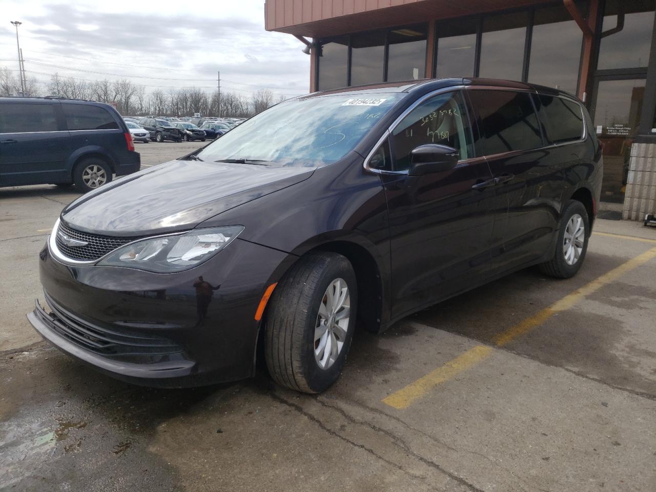 Photo 2 from auction – 2017 CHRYSLER PACIFICA T with VIN 2C4RC1DG0HR585322
