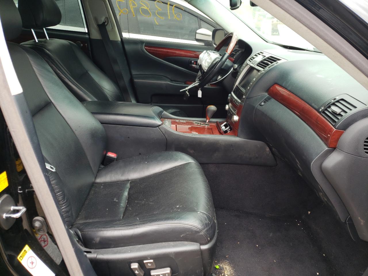Photo 5 from auction – 2011 LEXUS LS 460L with VIN JTHDL5EF5B5003127