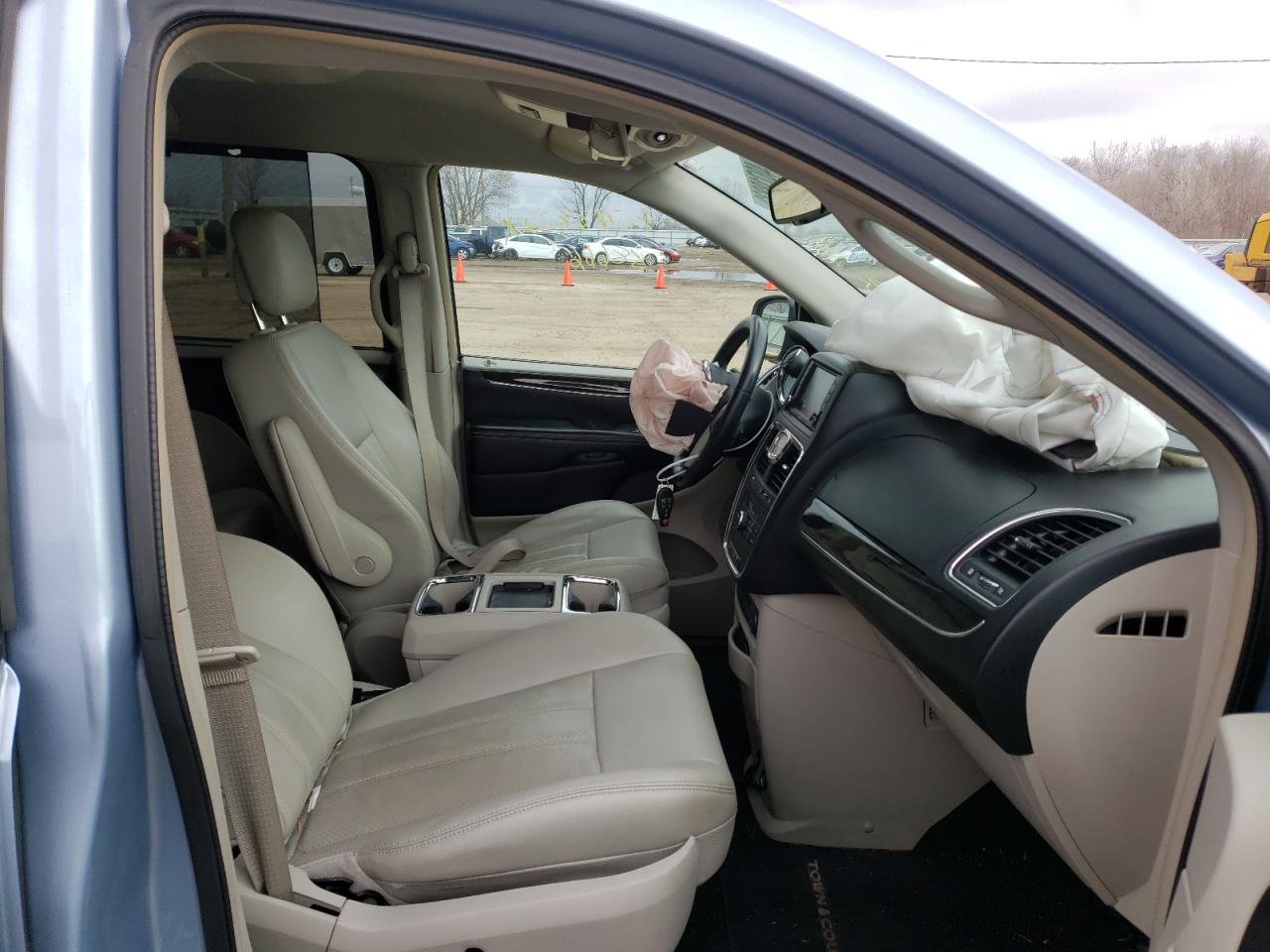 Photo 5 from auction – 2012 CHRYSLER TOWN & COU with VIN 2C4RC1CG8CR387095
