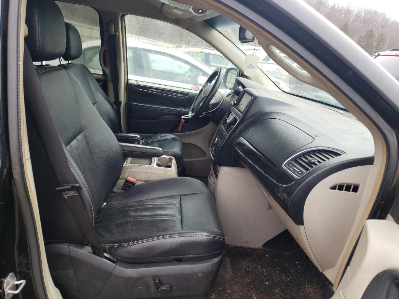 Photo 5 from auction – 2012 CHRYSLER TOWN & COU with VIN 2C4RC1CGXCR252118