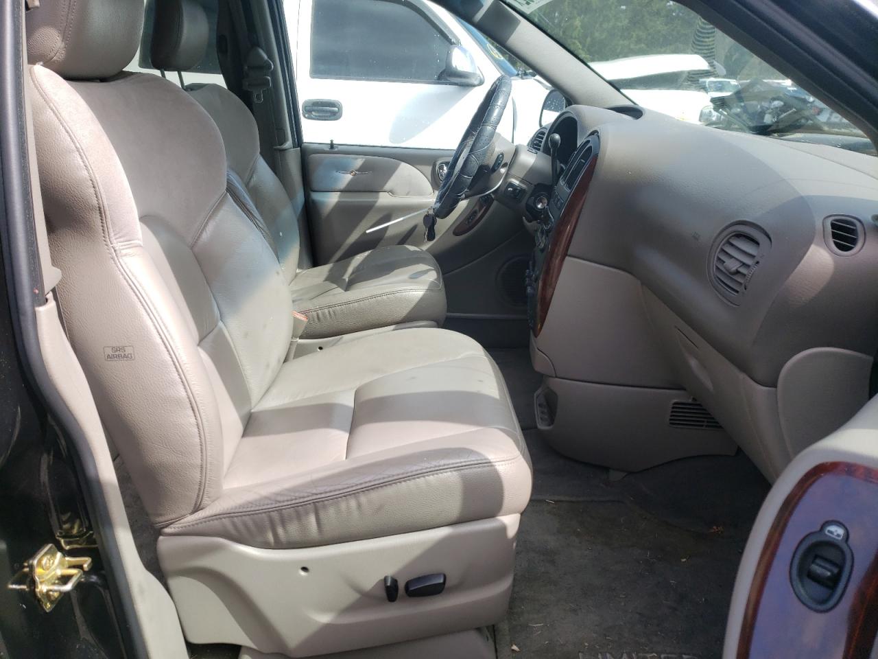 Photo 5 from auction – 2003 CHRYSLER TOWN & COU with VIN 2C8GP64L83R185926