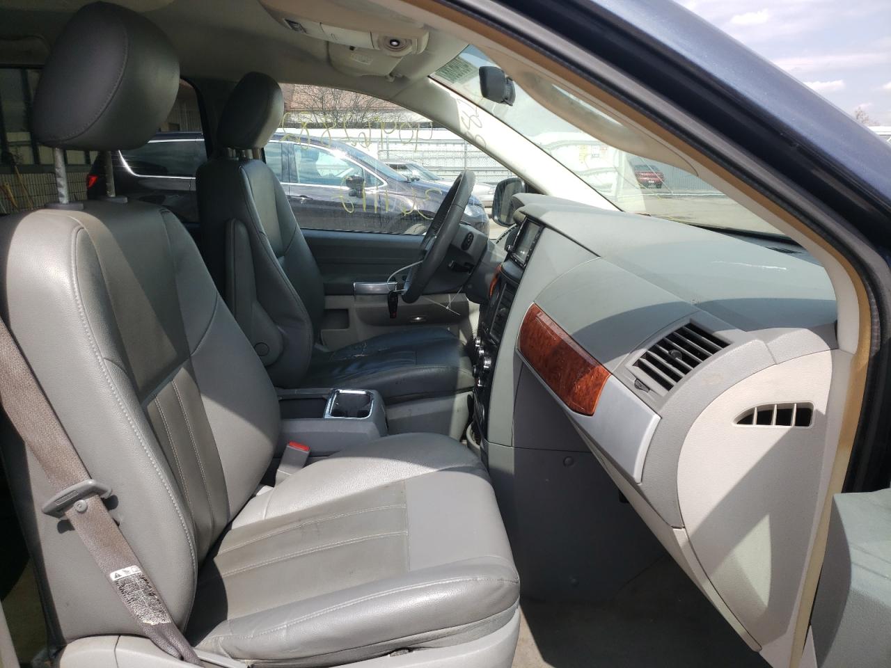 Photo 5 from auction – 2008 CHRYSLER TOWN & COU with VIN 2A8HR54P98R118958