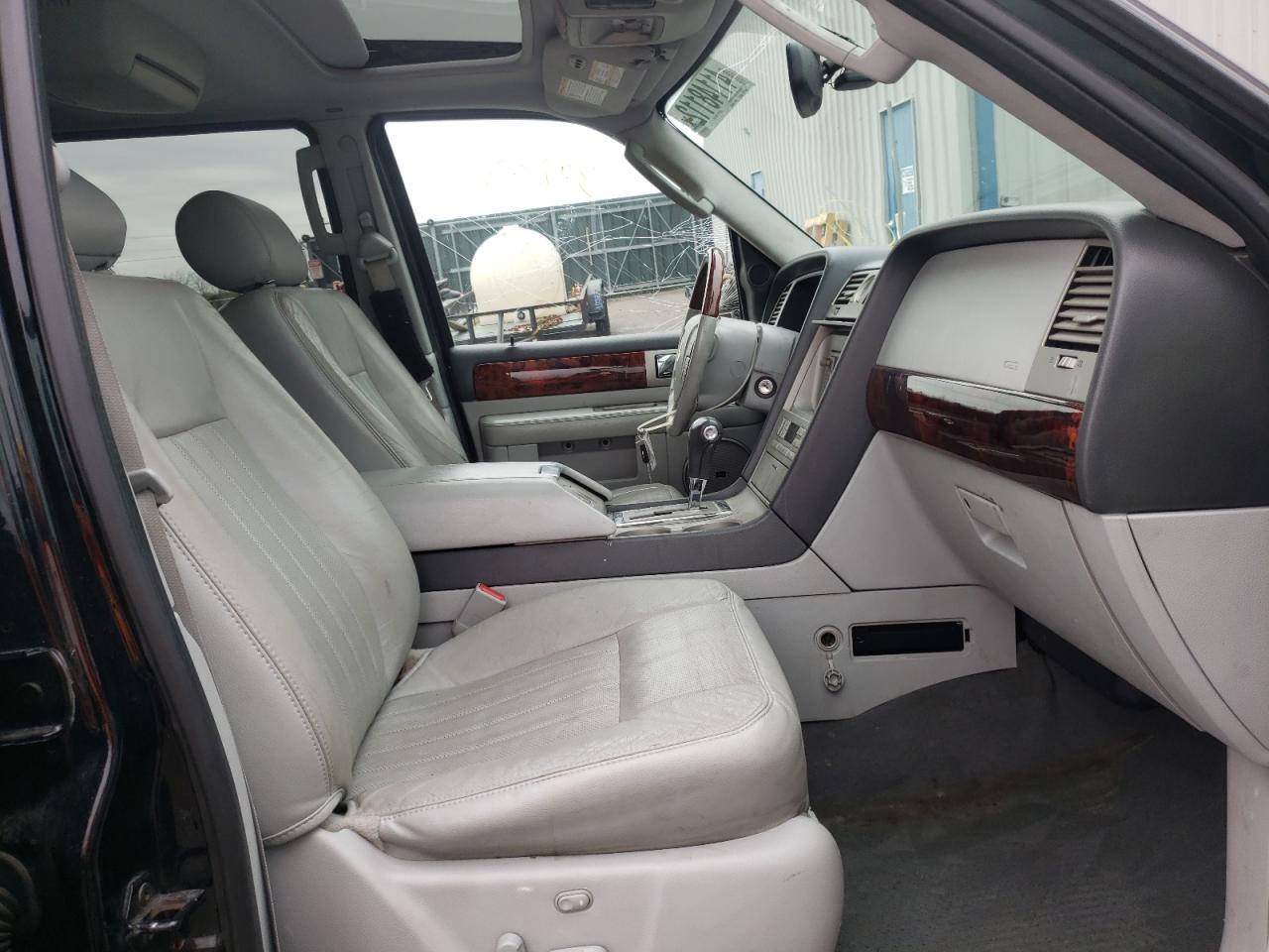 Photo 5 from auction – 2005 LINCOLN NAVIGATOR with VIN 5LMFU28565LJ18370