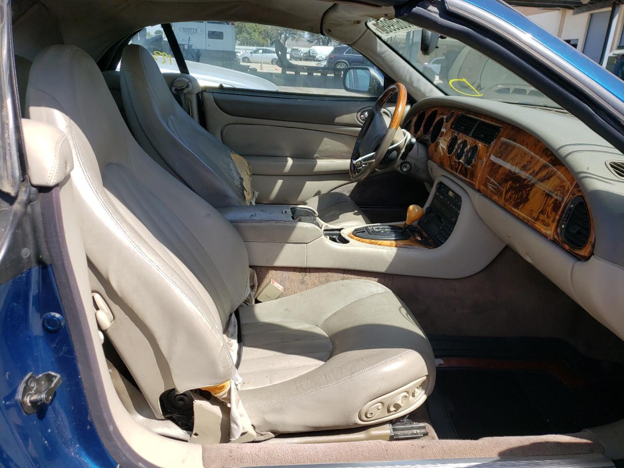 Photo 5 from auction – 1998 JAGUAR XK8 with VIN SAJGX2243WC018992
