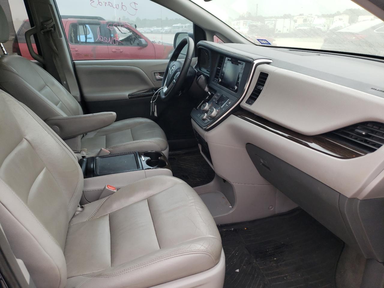Photo 5 from auction – 2018 TOYOTA SIENNA XLE with VIN 5TDYZ3DC2JS916448