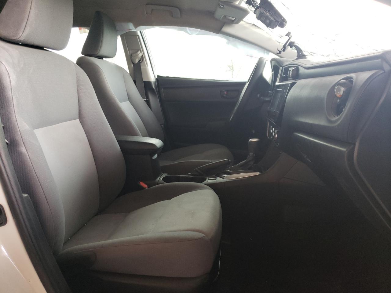 Photo 5 from auction – 2017 TOYOTA COROLLA L with VIN 5YFBURHEXHP682470