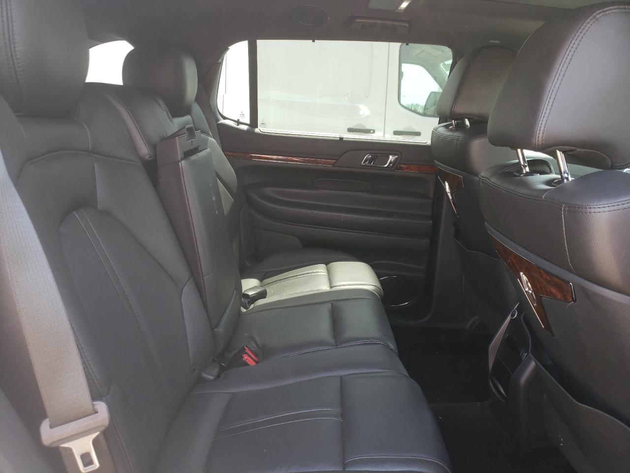 Photo 6 from auction – 2018 LINCOLN MKT with VIN 2LMHJ5NK4JBL01815