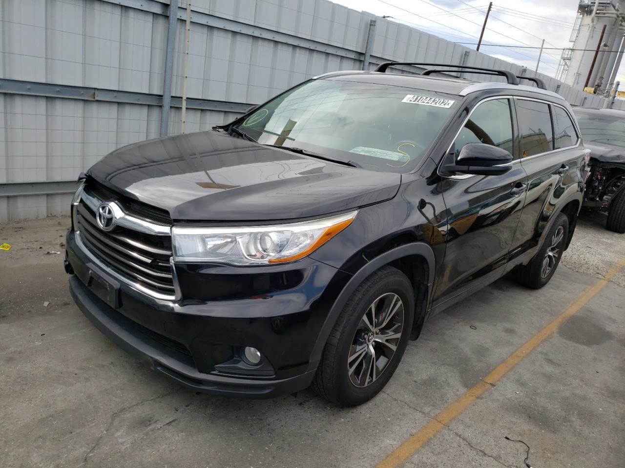 Photo 2 from auction – 2016 TOYOTA HIGHLANDER with VIN 5TDJKRFH2GS286523
