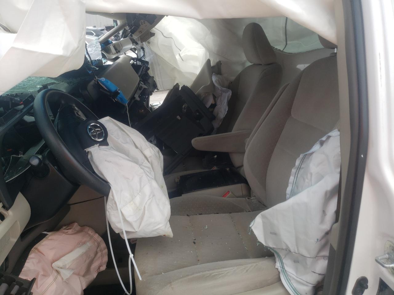Photo 5 from auction – 2015 TOYOTA SIENNA LE with VIN 5TDKK3DC1FS643861