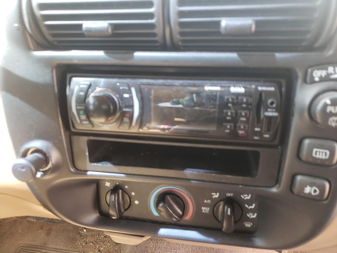 Photo 9 from auction – 2000 FORD EXPLORER S with VIN 1FMYU60XXYUA17640