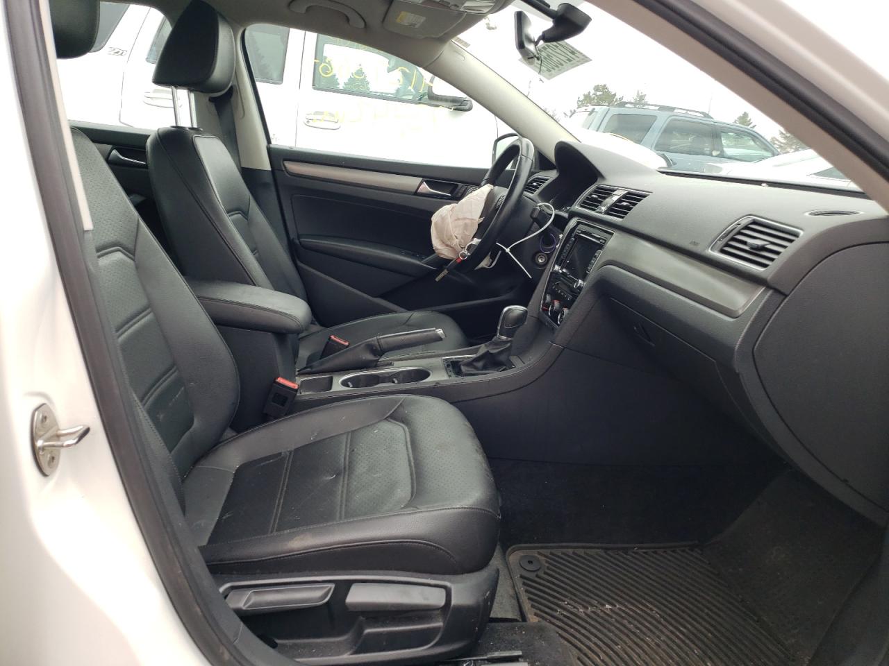 Photo 5 from auction – 2015 VOLKSWAGEN PASSAT SE with VIN 1VWBS7A3XFC046847