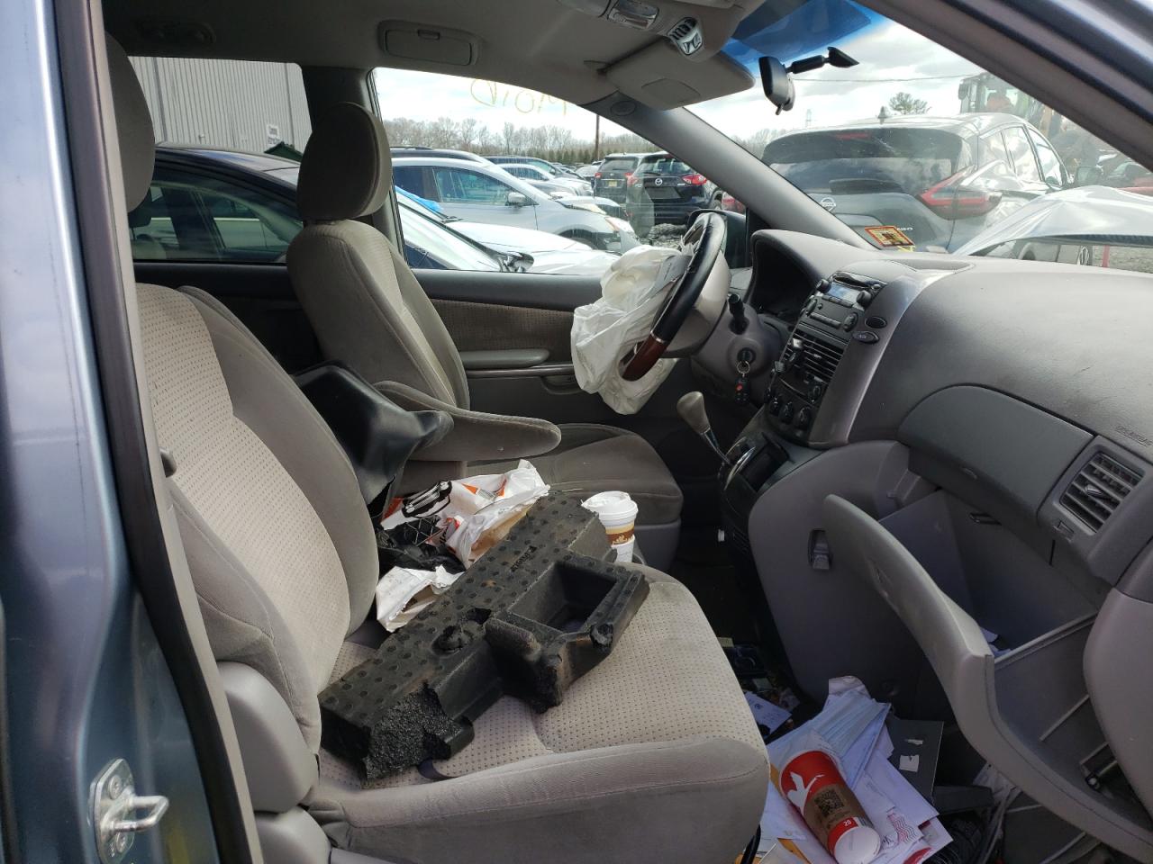 Photo 15 from auction – 2010 TOYOTA SIENNA CE with VIN 5TDKK4CC6AS323158