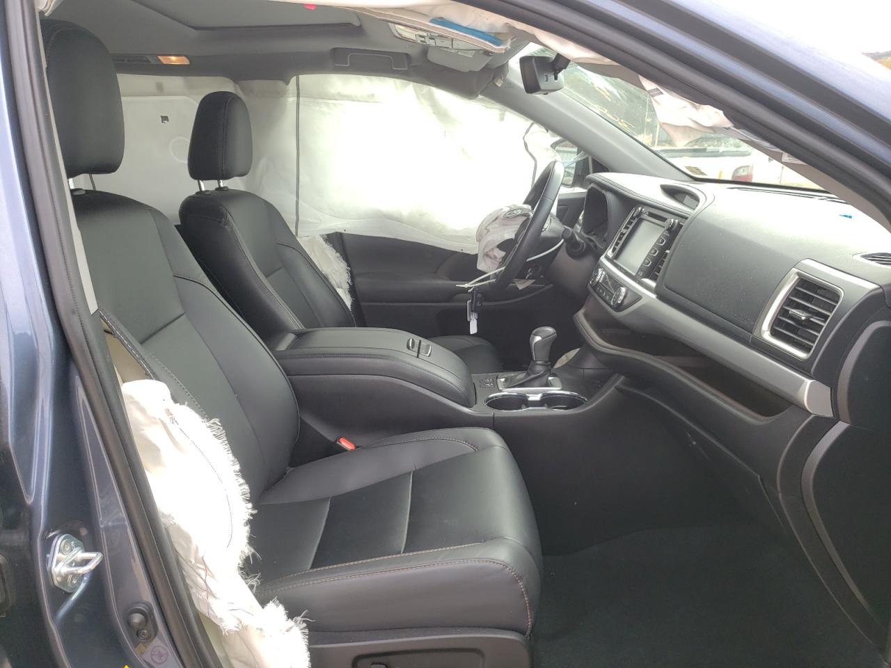 Photo 5 from auction – 2019 TOYOTA HIGHLANDER with VIN 5TDJZRFH4KS728125