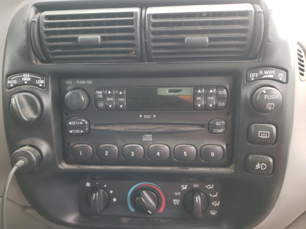 Фото 9 с аукциона – 1998 FORD EXPLORER с VIN 1FMZU34X9WZB09478