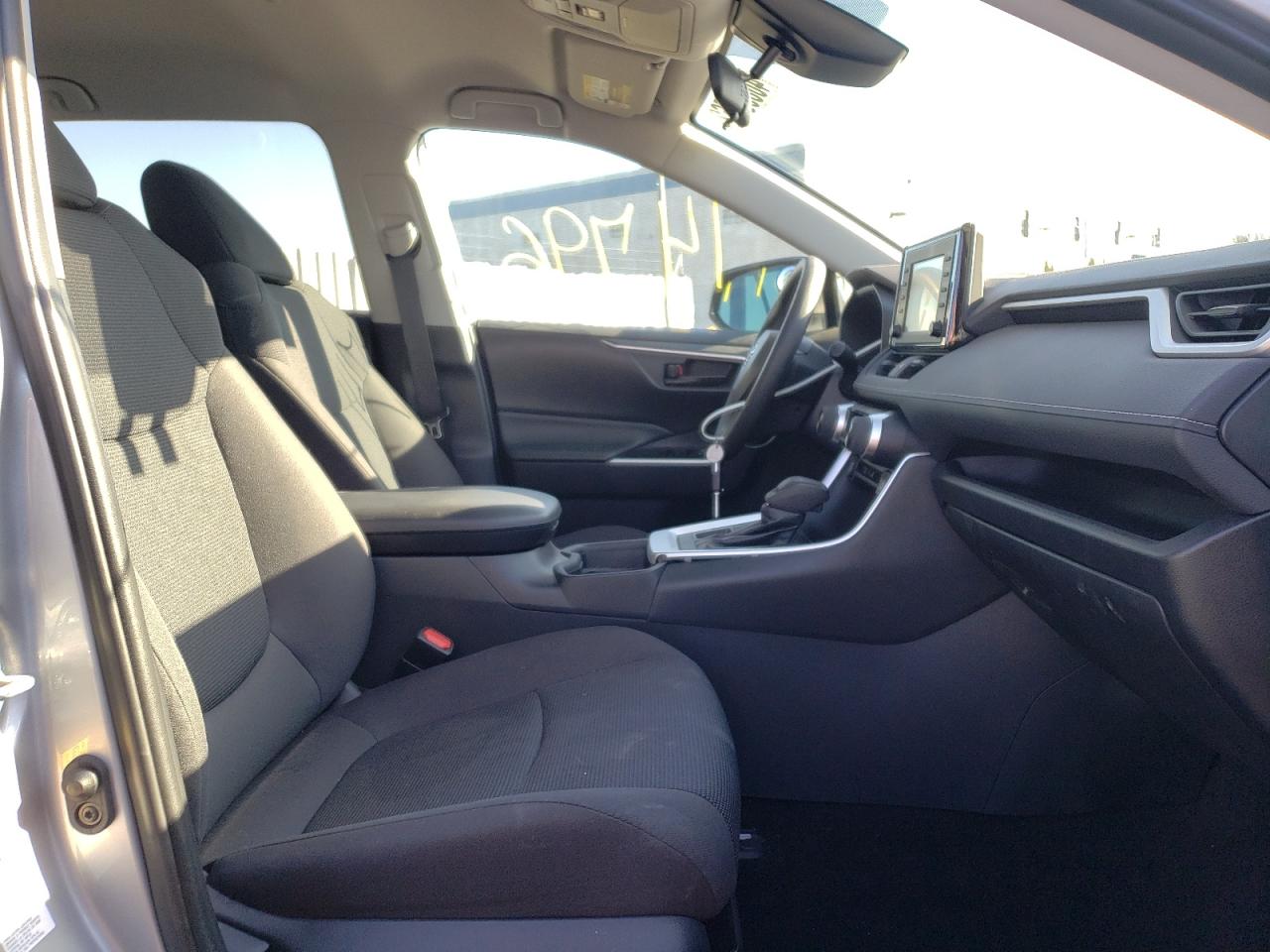 Photo 5 from auction – 2019 TOYOTA RAV4 LE with VIN 2T3F1RFV7KW033509