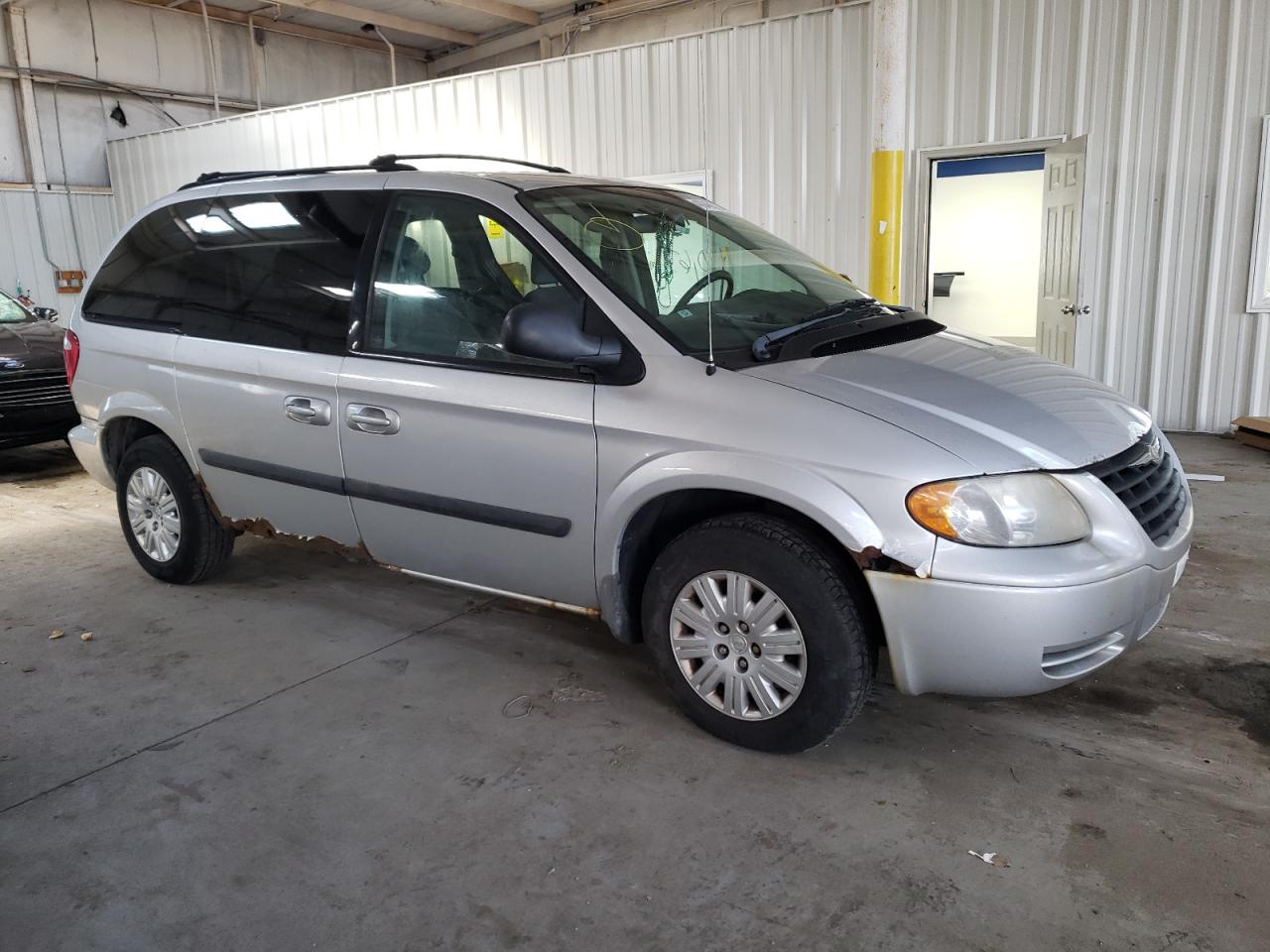 Photo 9 from auction – 2006 CHRYSLER TOWN & COU with VIN 1A4GP45RX6B586724