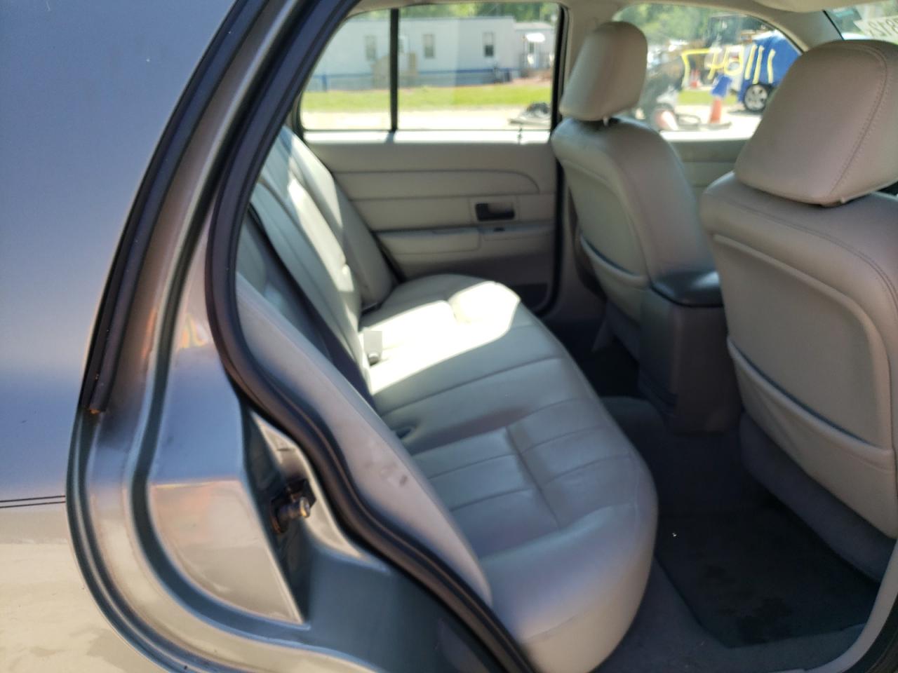 Photo 6 from auction – 2004 FORD CROWN VICT with VIN 2FAHP74W14X164442