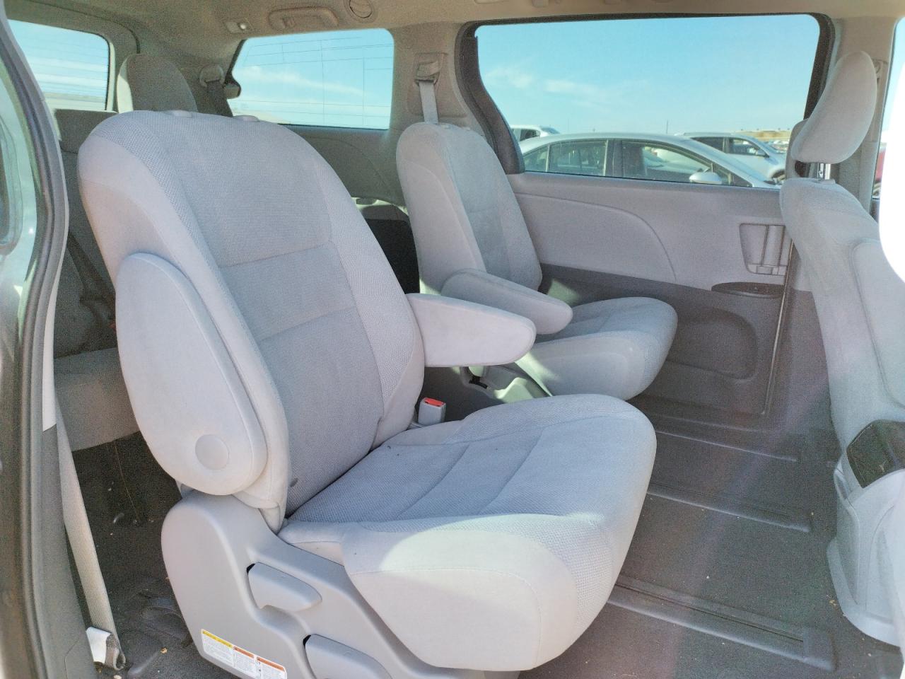 Photo 6 from auction – 2016 TOYOTA SIENNA with VIN 5TDZK3DC1GS736346