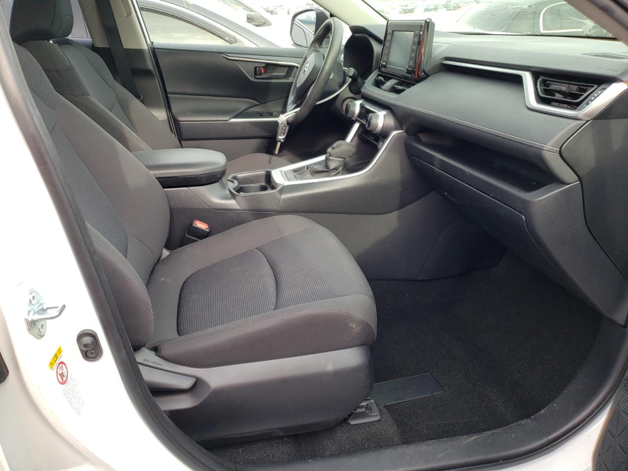 Photo 5 from auction – 2019 TOYOTA RAV4 LE with VIN JTMF1RFVXKD022498