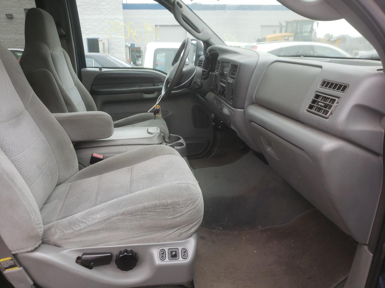 Photo 5 from auction – 2004 FORD EXCURSION with VIN 1FMNU41S74EC28115