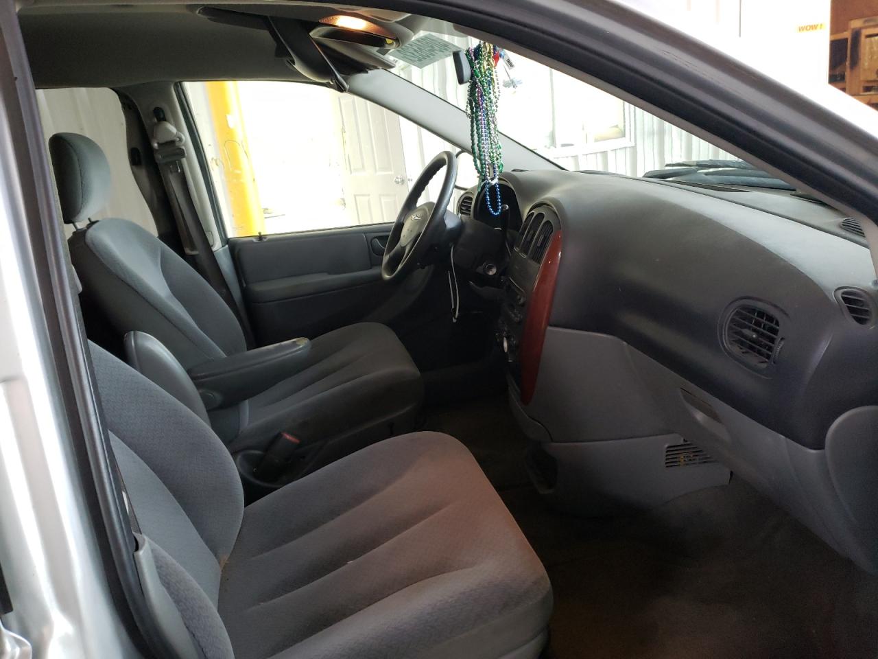 Photo 5 from auction – 2006 CHRYSLER TOWN & COU with VIN 1A4GP45RX6B586724