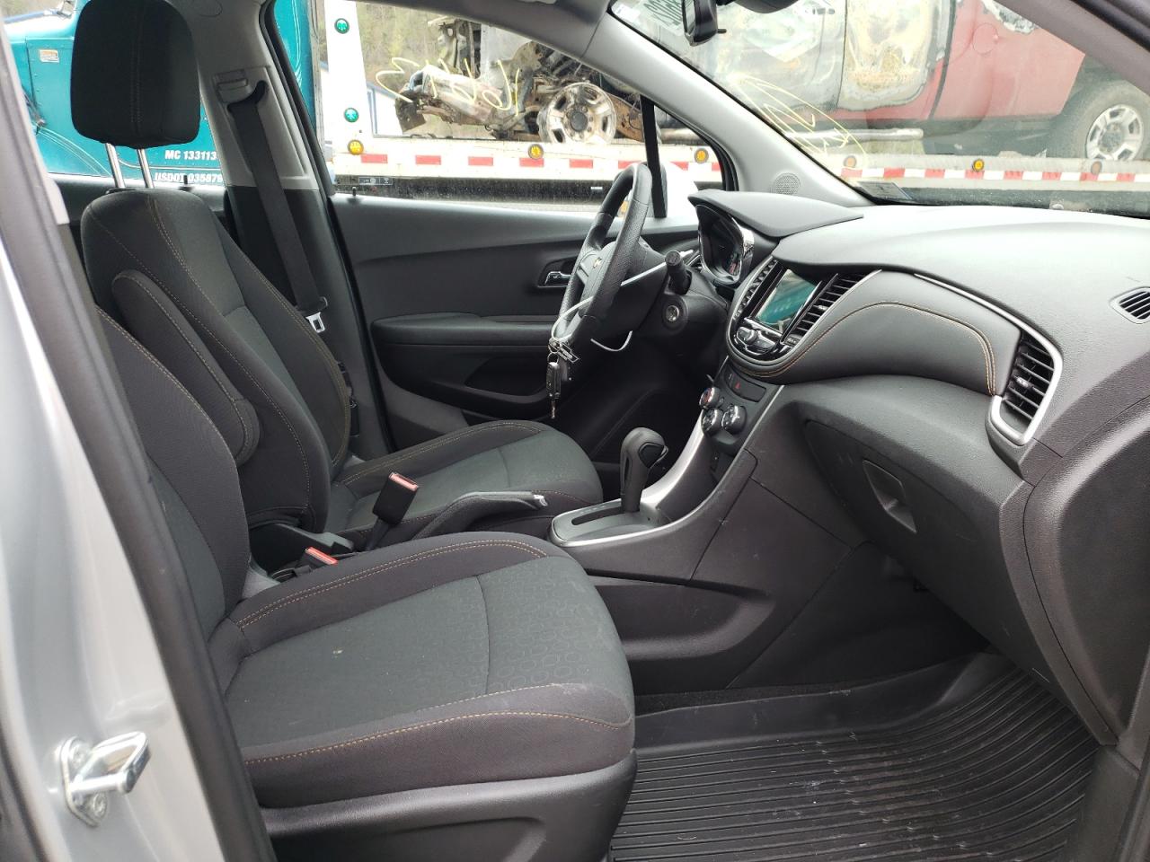 Photo 5 from auction – 2018 CHEVROLET TRAX LS with VIN 3GNCJNSB2JL334760