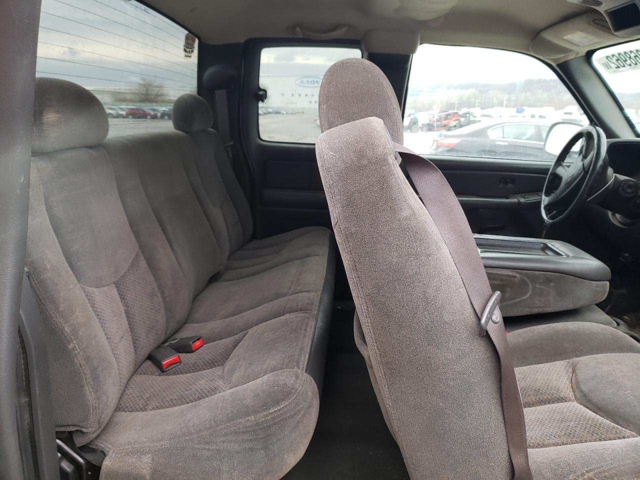 Photo 6 from auction – 2004 CHEVROLET 1500 SILVE with VIN 1GCHC29U74E192599