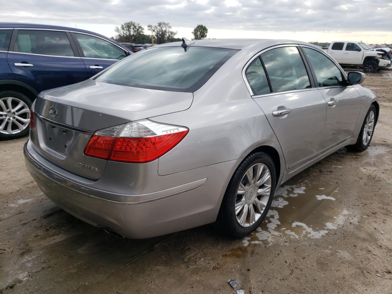Photo 4 from auction – 2011 HYUNDAI GENESIS 3. with VIN KMHGC4DE9BU132121