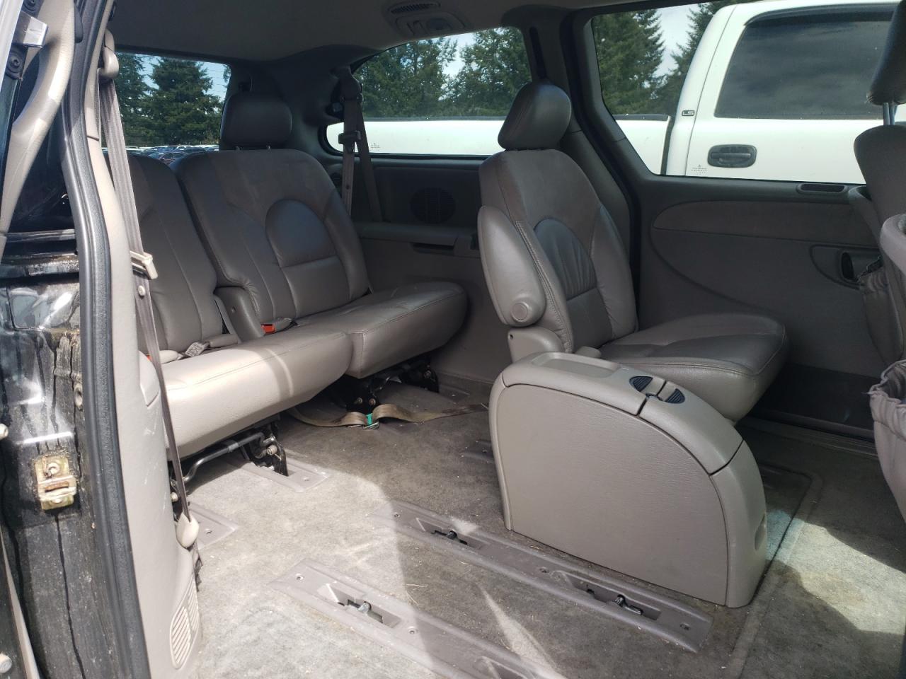 Photo 6 from auction – 2003 CHRYSLER TOWN & COU with VIN 2C8GP64L83R185926