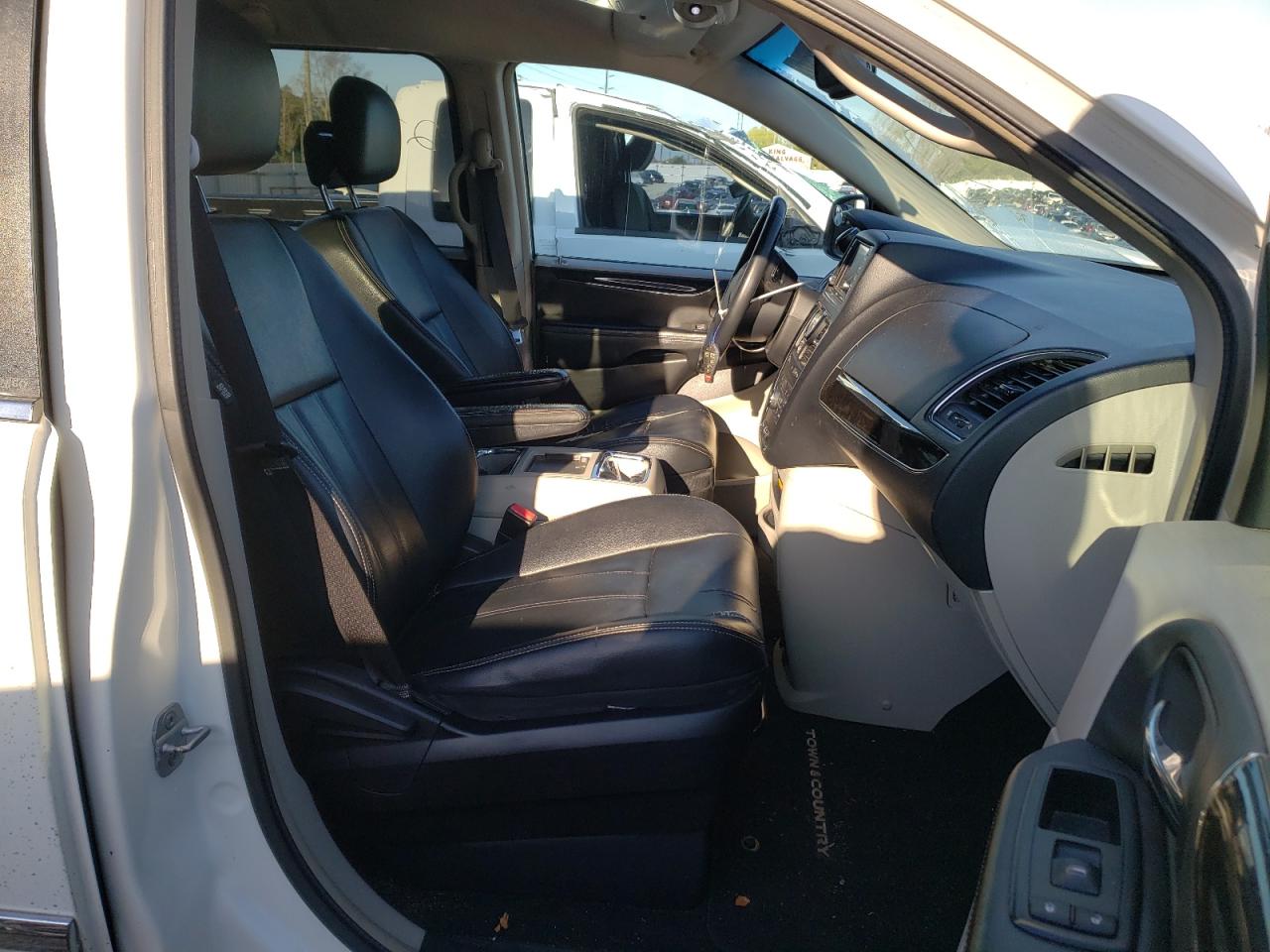Photo 5 from auction – 2013 CHRYSLER TOWN AND C with VIN 2C4RC1BG3DR675156