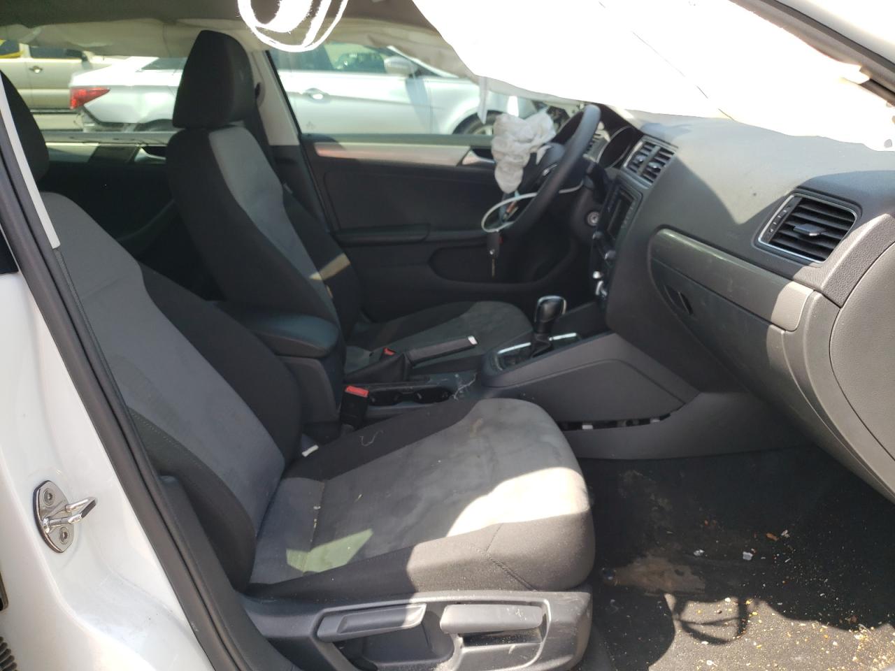 Photo 5 from auction – 2017 VOLKSWAGEN JETTA S with VIN 3VW2B7AJ3HM388012