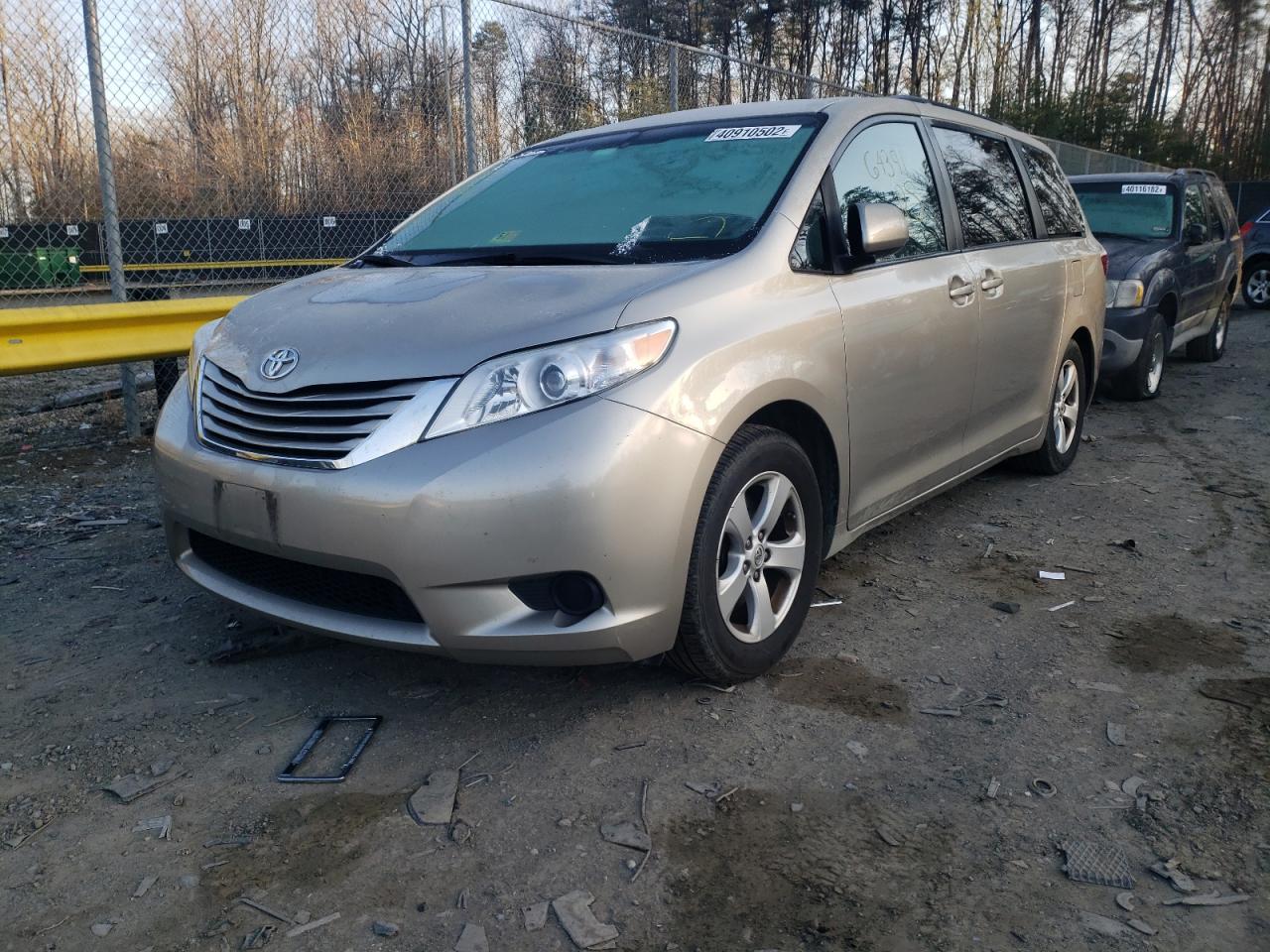 Photo 2 from auction – 2015 TOYOTA SIENNA LE with VIN 5TDKK3DC9FS688885