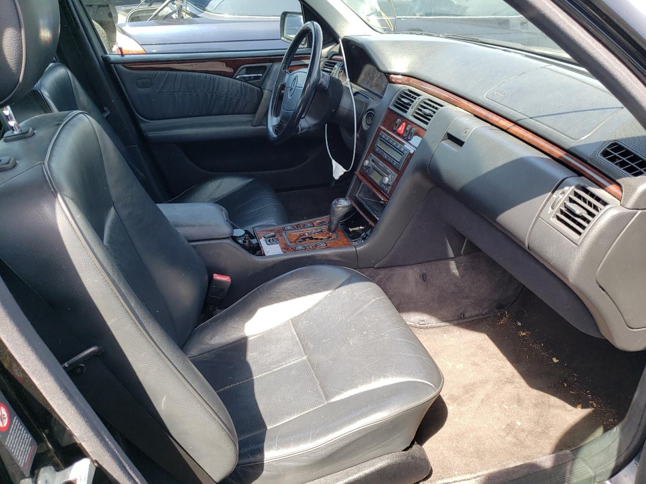 Photo 5 from auction – 1999 MERCEDES-BENZ E-CLASS with VIN WDBJF65H9XA819614