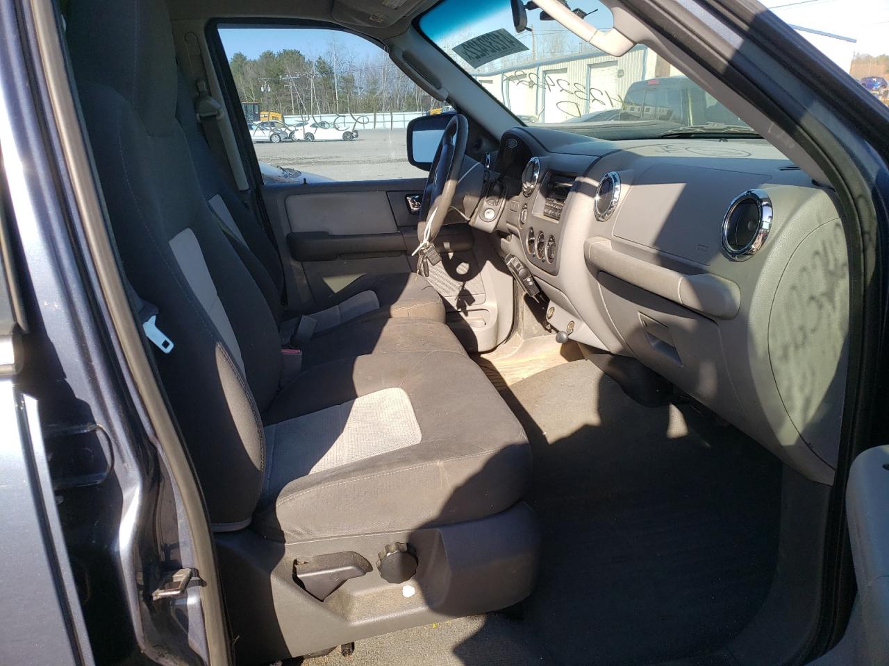 Photo 5 from auction – 2005 FORD EXPEDITION with VIN 1FMPU16525LA29478