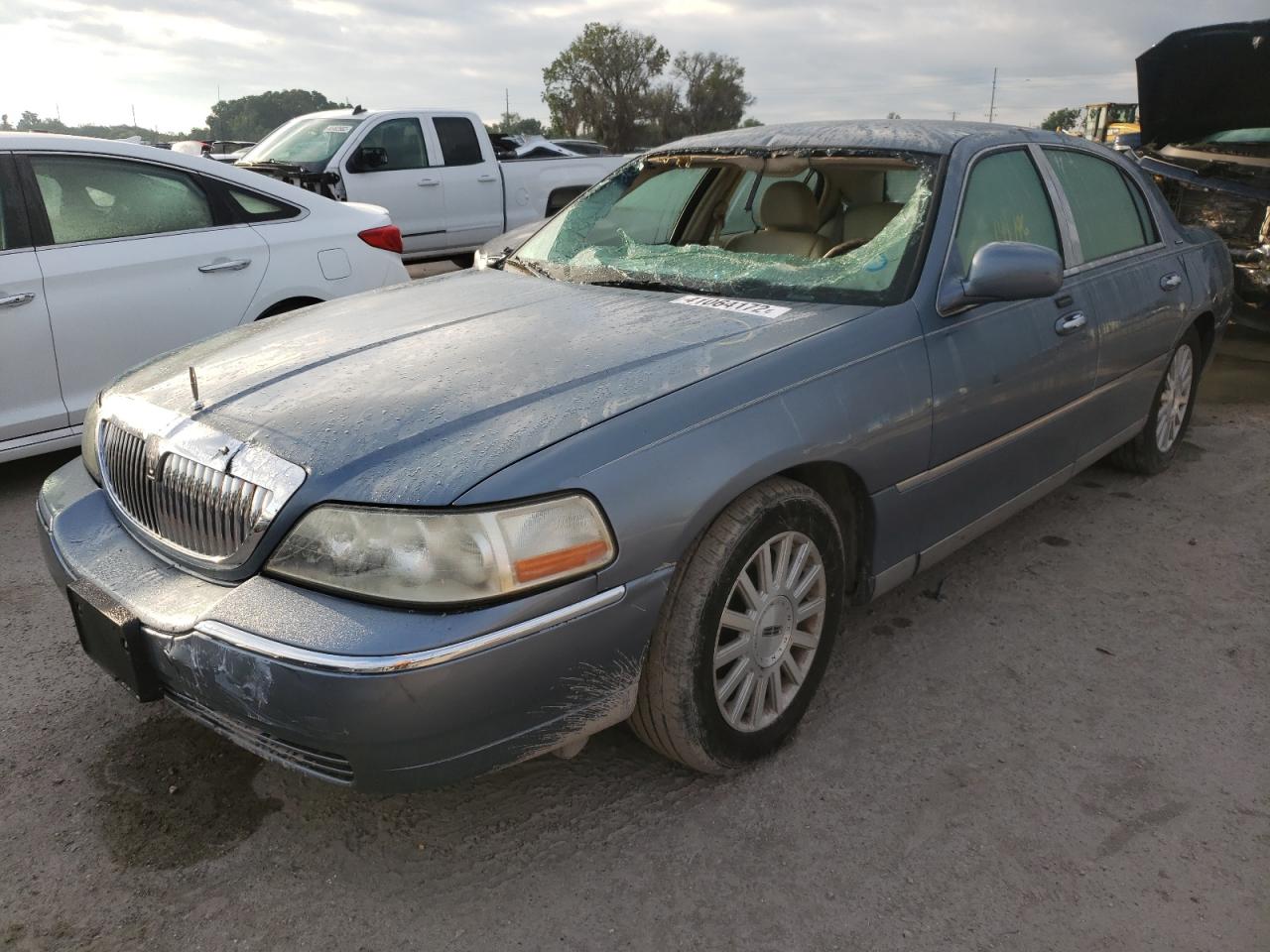 Photo 2 from auction – 2004 LINCOLN TOWN CAR E with VIN 1LNHM81W64Y625868