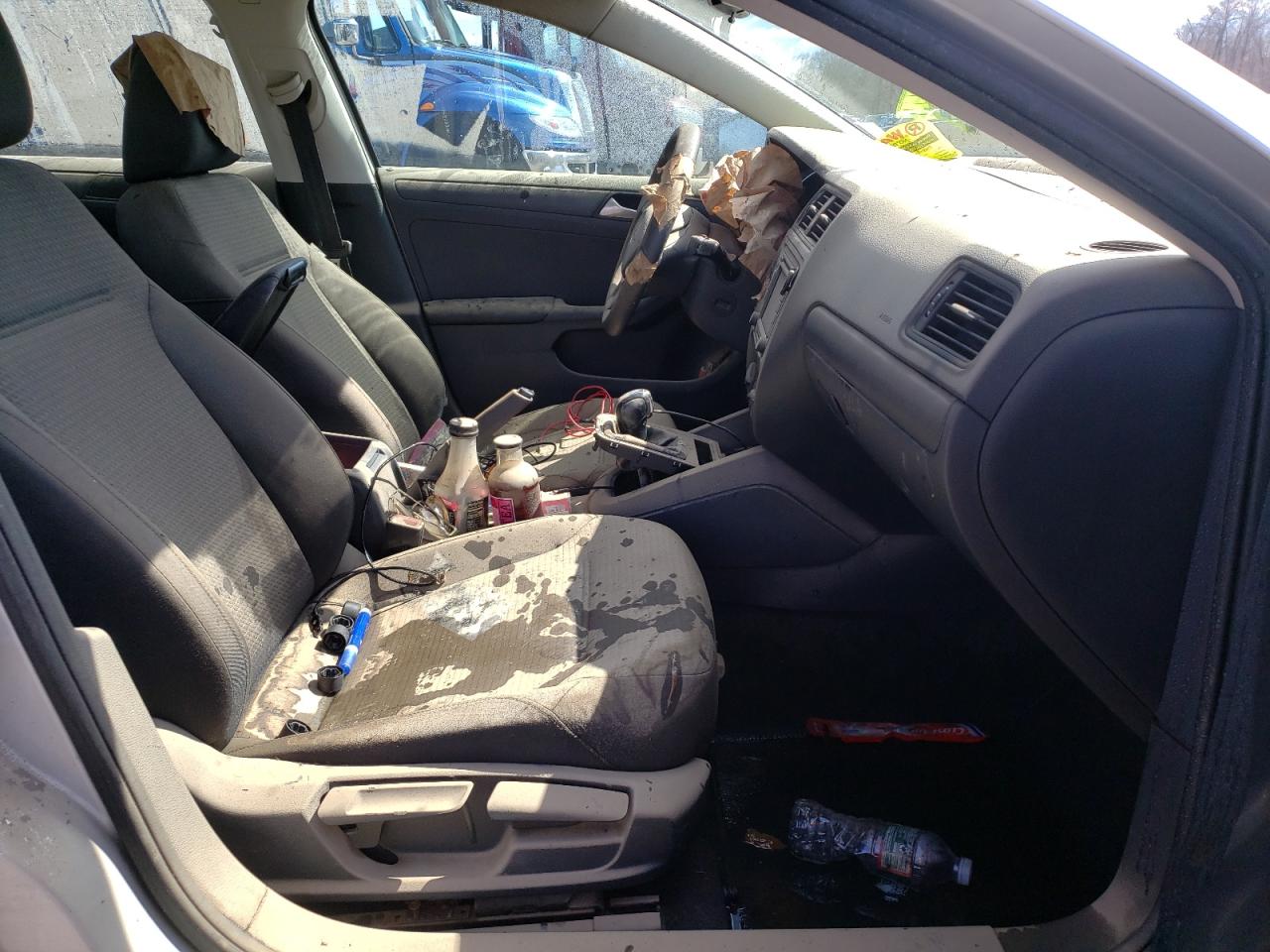 Photo 5 from auction – 2015 VOLKSWAGEN JETTA BASE with VIN 3VW2K7AJ4FM352097